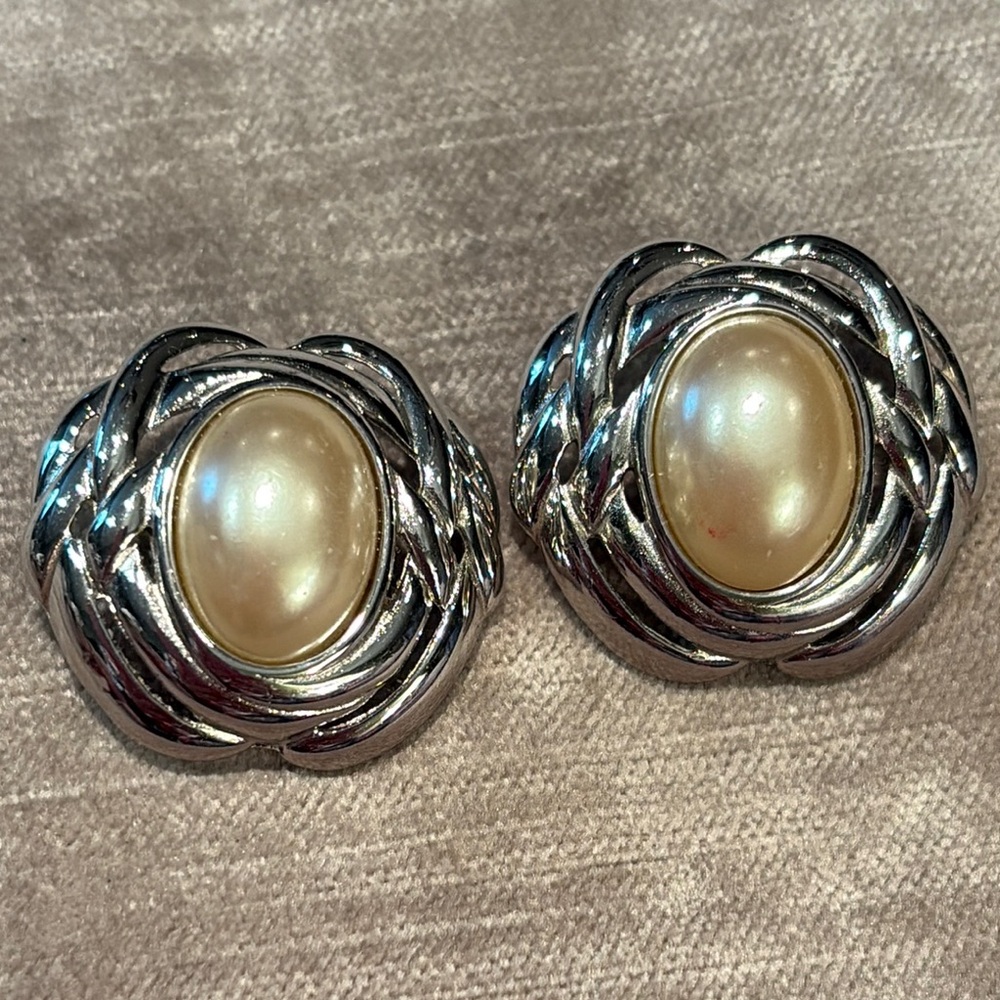 Richelieu Vintage 80’s Elegant Silver Cream Pearl Earrings Clip Ons Chunky